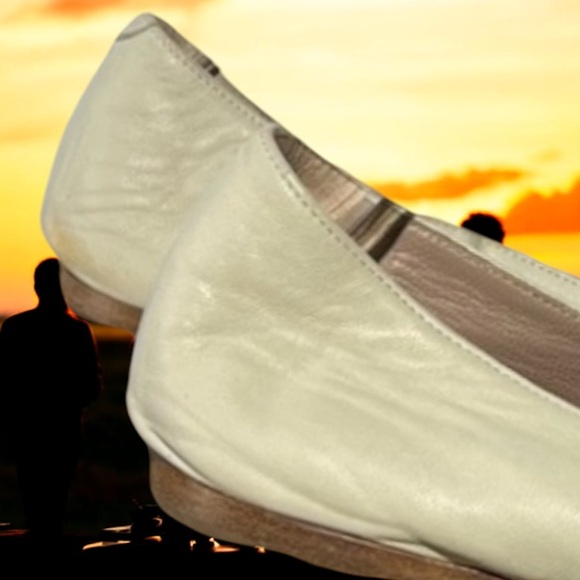 Chloe Ivory Round Toe Flats With Gold Chain Flower 37 - Picture 4 of 4